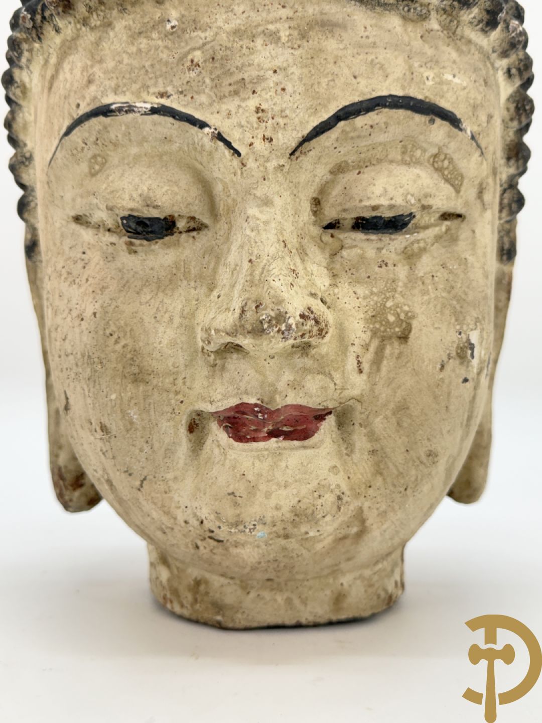 Handbeschilderd ijzeren boedhahoofd + vergulde houtgesculpteerde zittende boedha