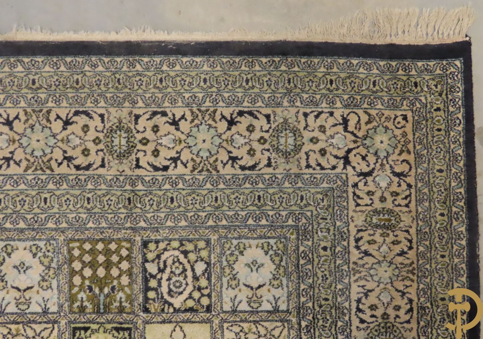 Oosters handgeknoopt tapijt zijde op katoen met patronen