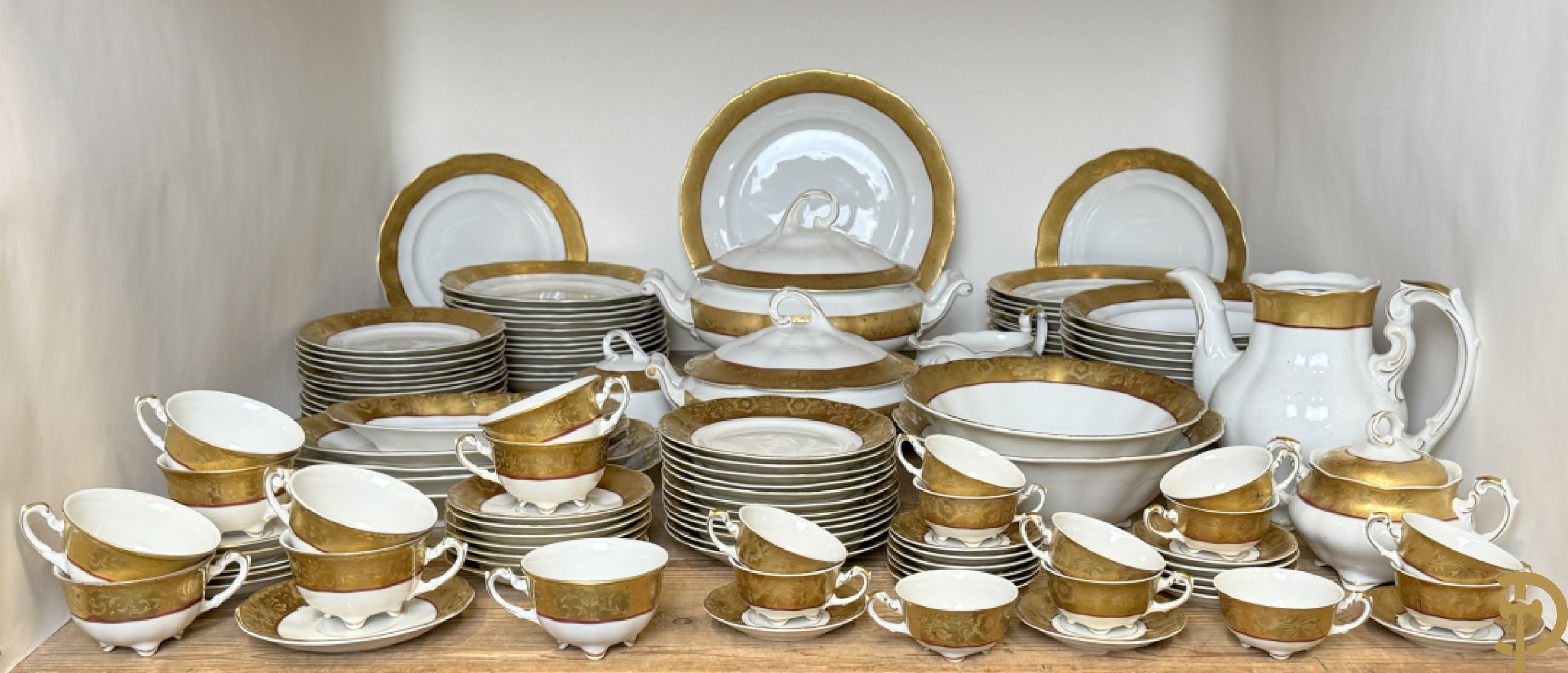 Verguld porseleinen servies met bloemenmotieven