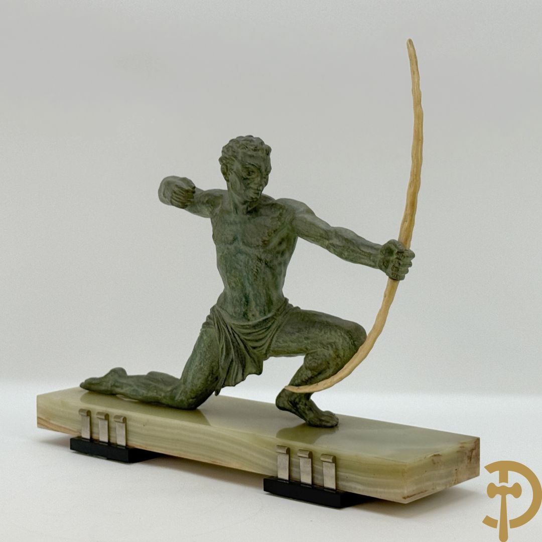 Kunstbronzen Art Deco beeld van boogschutter op onix marmeren basis