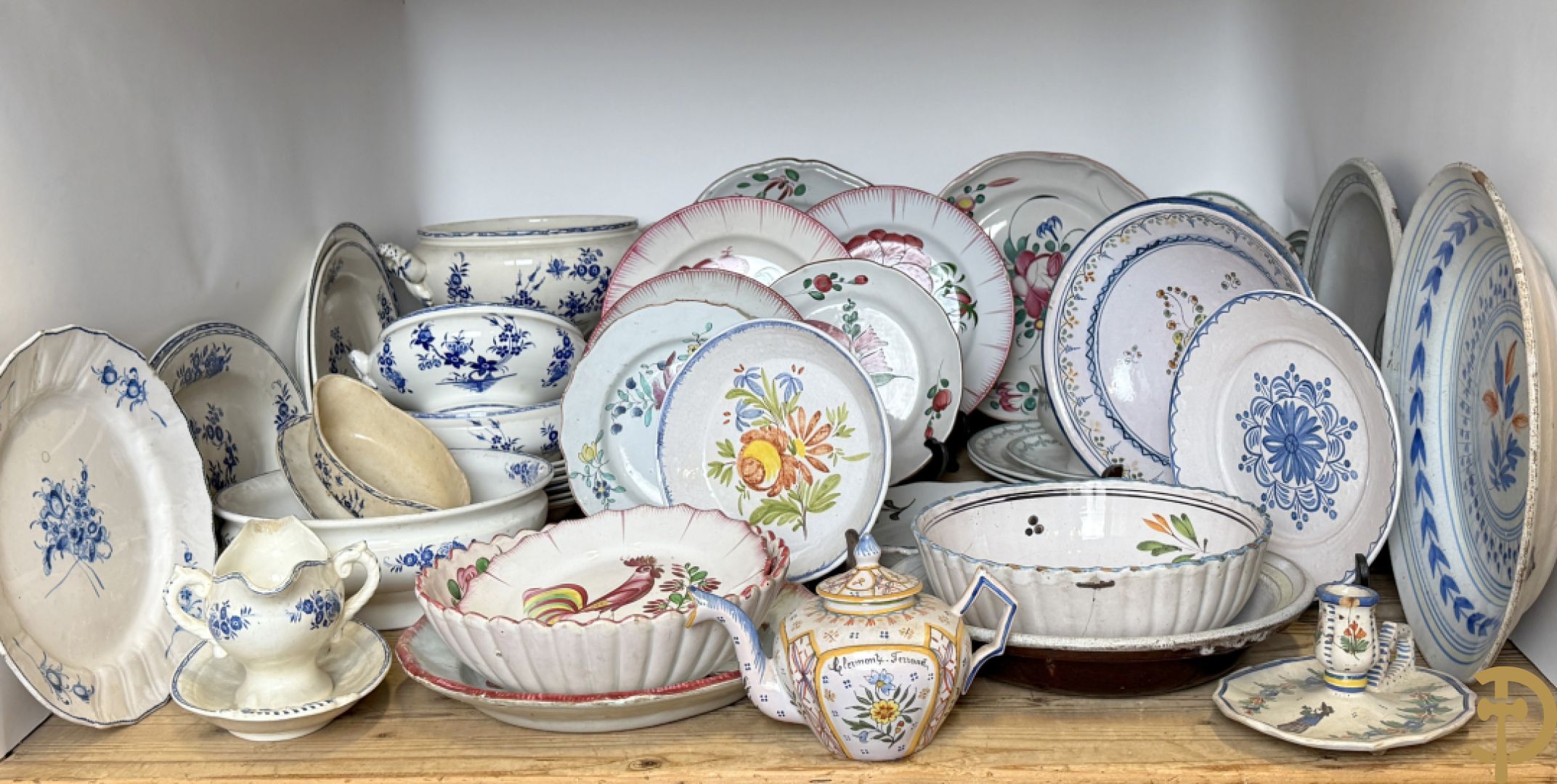 Franse meerkleurige keramieken borden met bloemendecor w.o. Strassbourg + delen van faience servies Grand Boucquet Boch