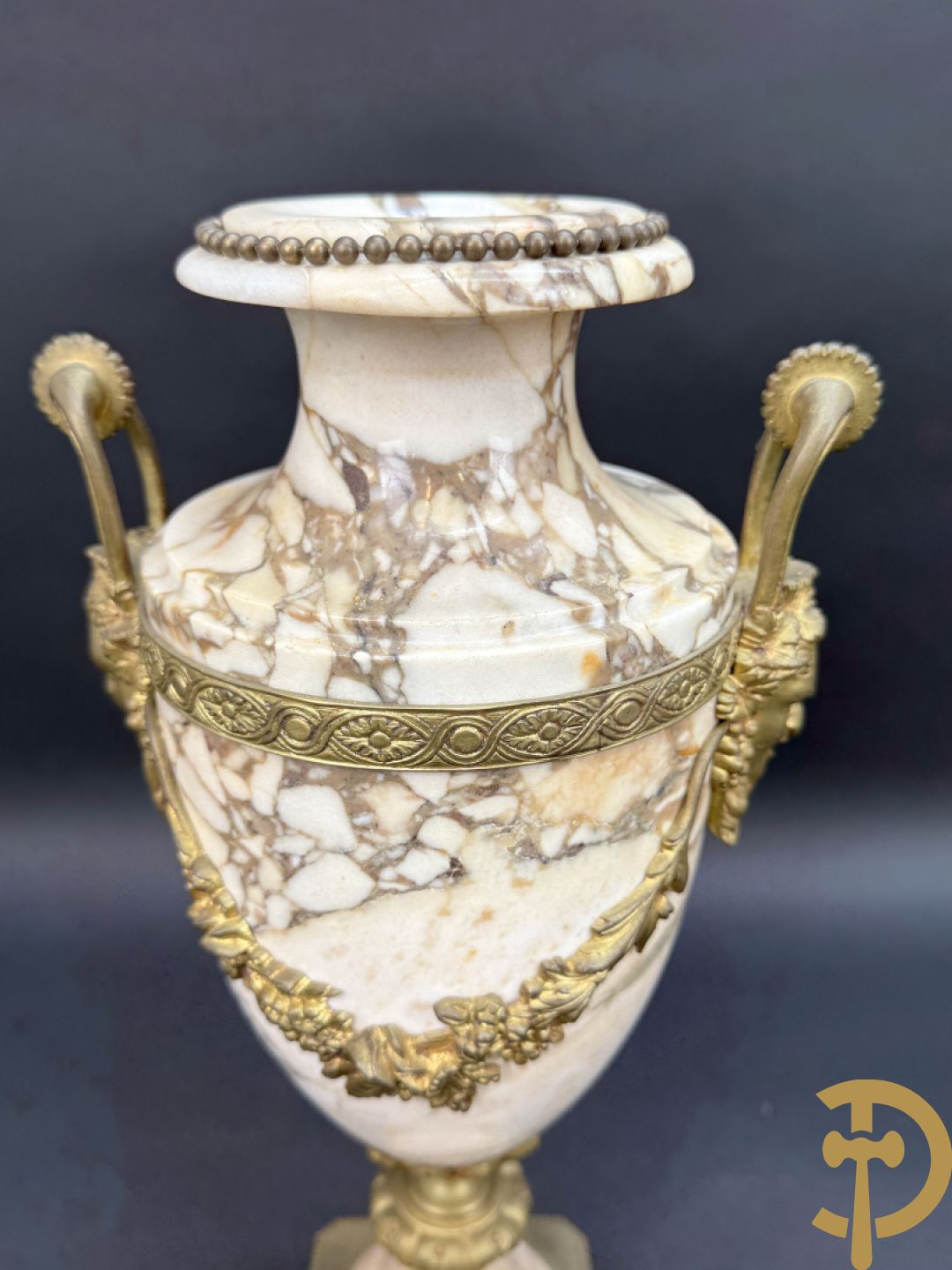 Paar marmeren cassolettes met hermenhoofden en guirlandes