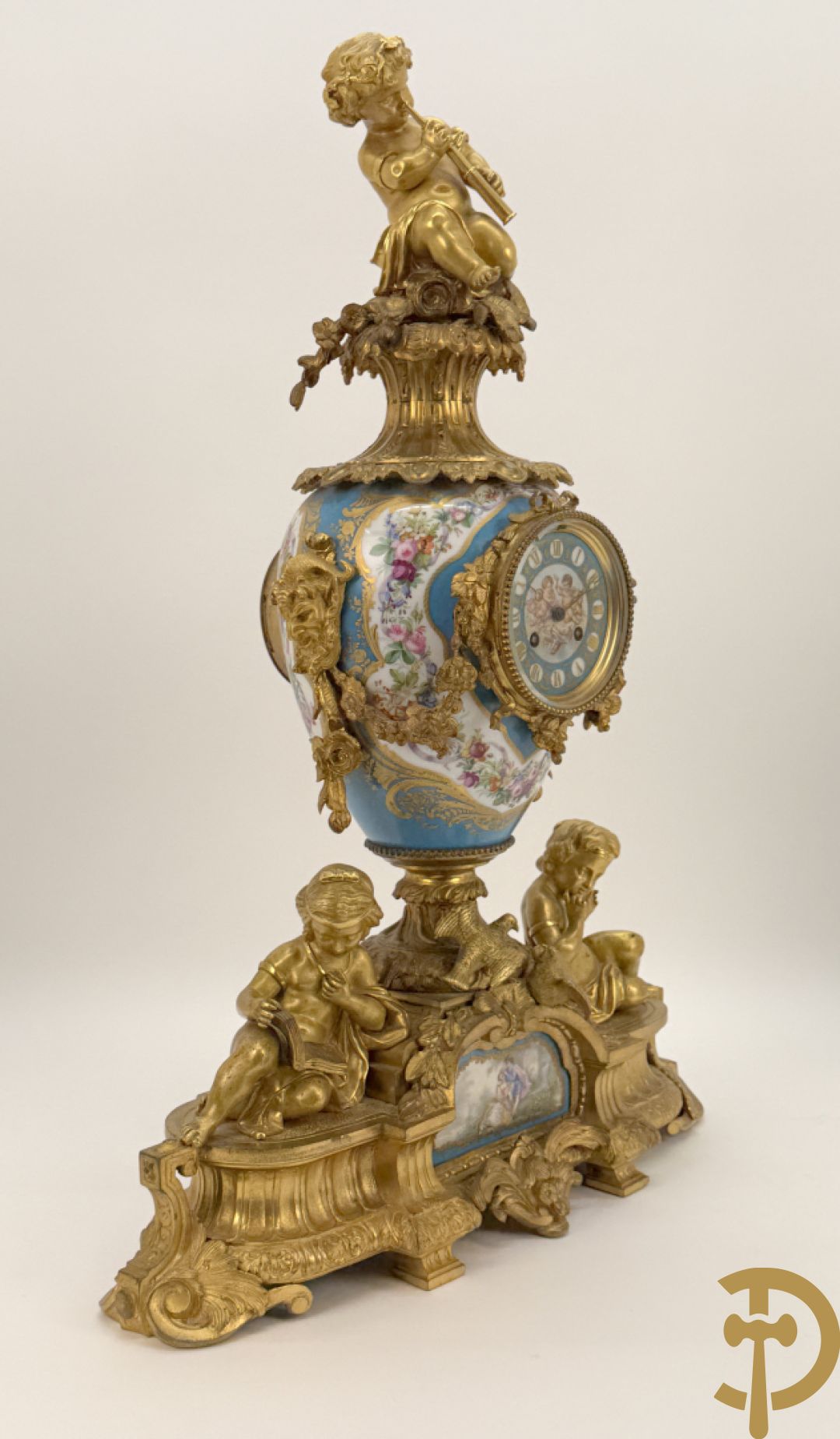 Driedelige bronzen Franse garnituur bezet met cupido