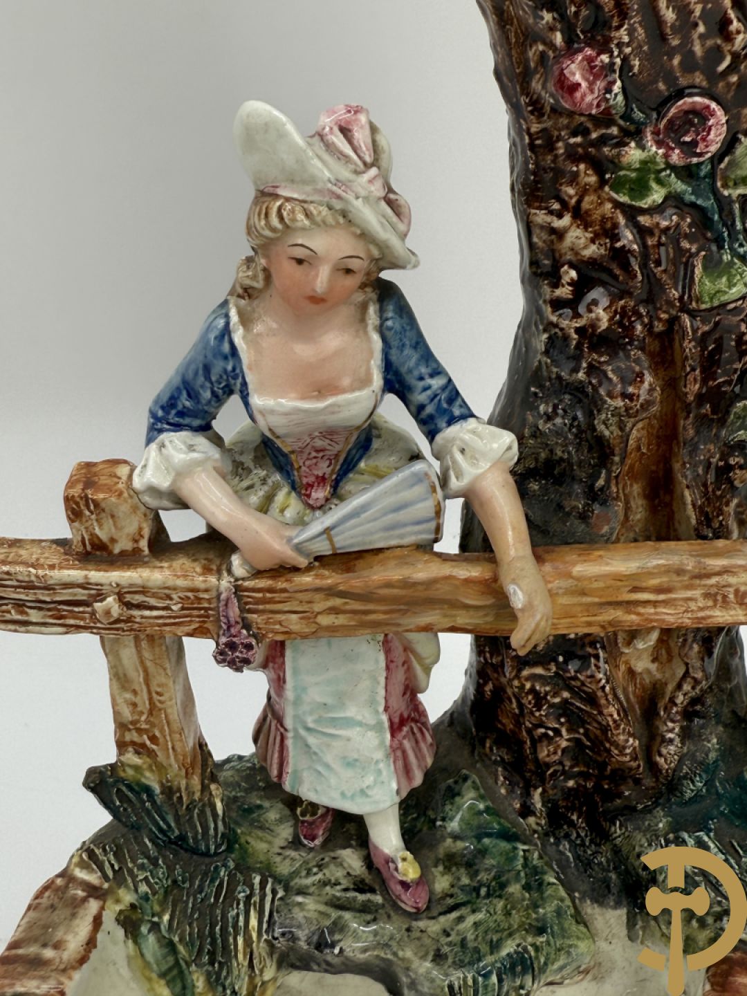 Twee Engelse meerkleurige keramieken sierstukken met personages + vier koppels Engelse biscuits + waterdrager in Royal Dux + 2 houtsculpturen