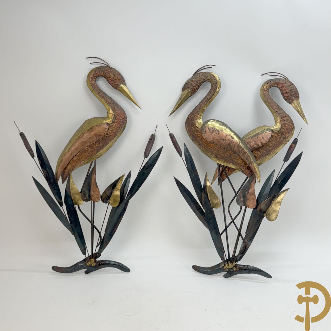 Paar vergulde metalen basreliefs met ooievaars en lisdoddes