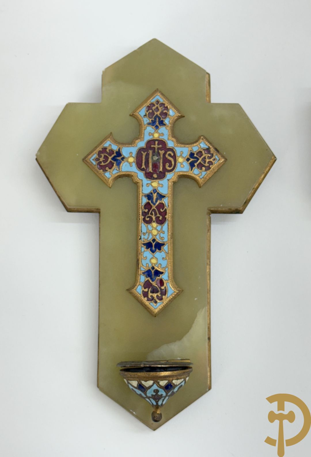 Twee wijwatervaten in cloisonétechniek op albast achtergrond