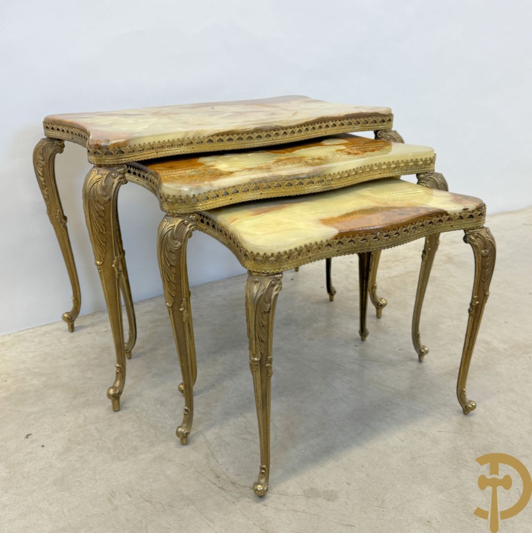 Drie cigognetafels met onix marmeren blad op koperen voluutvormige poten + 2 bijzettafeltjes op koperen voet