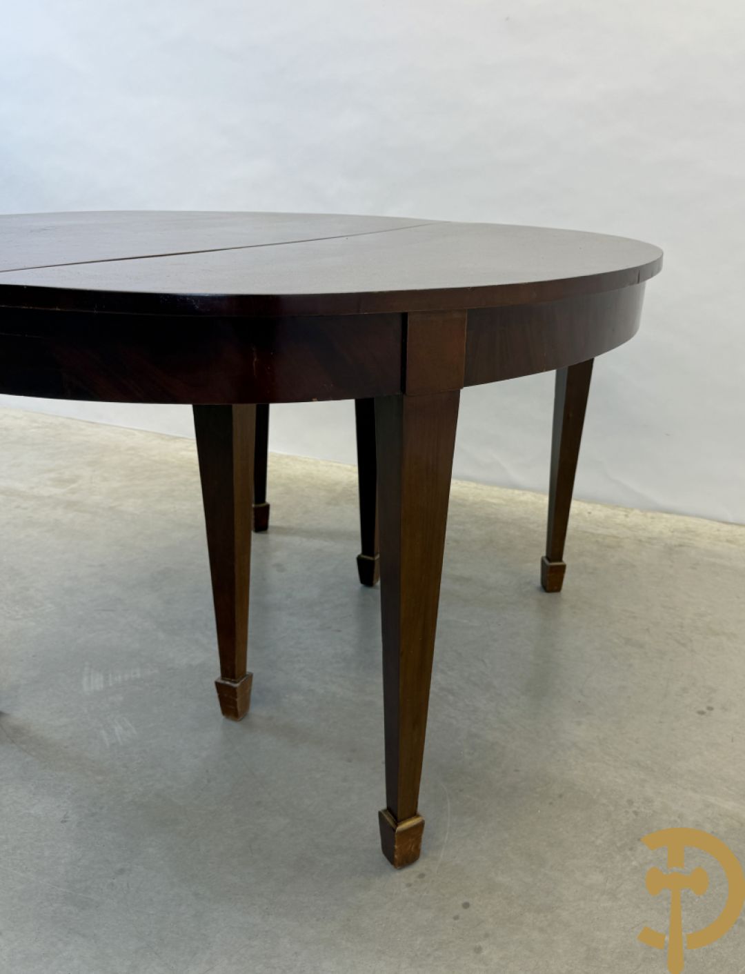 Ovale uittrekbare mahoniehouten tafel op zes verjongende poten
