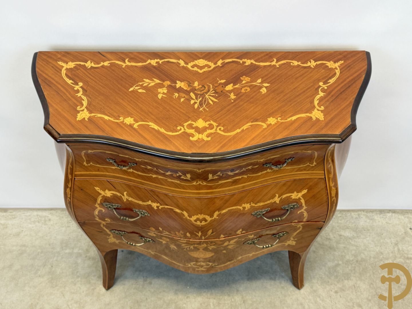 Gegalbeerde notelaren commode met 3 lades en bloemenmarketterie