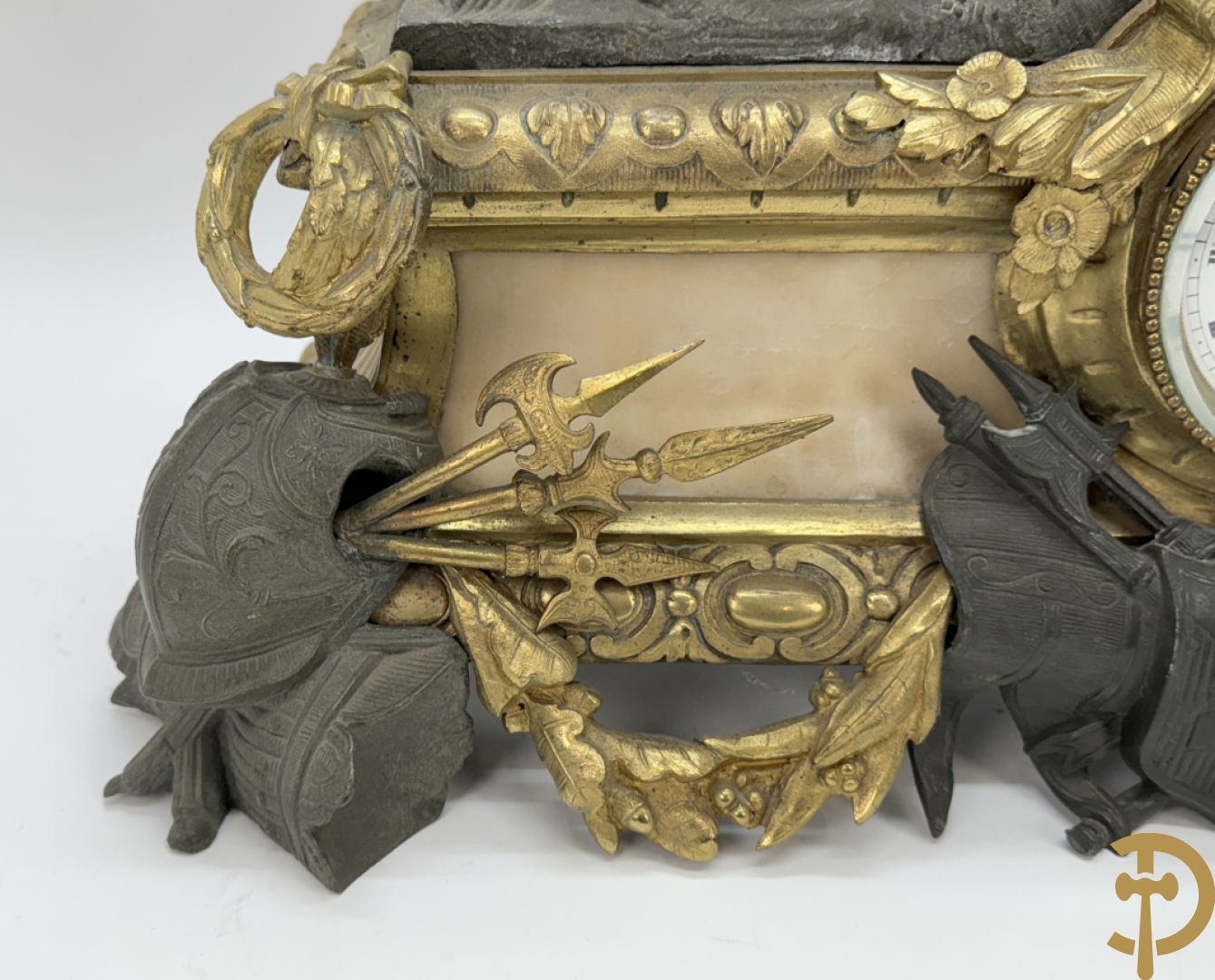 Zamak schouwstuk klok met ridder en Louis XVI motieven bezet