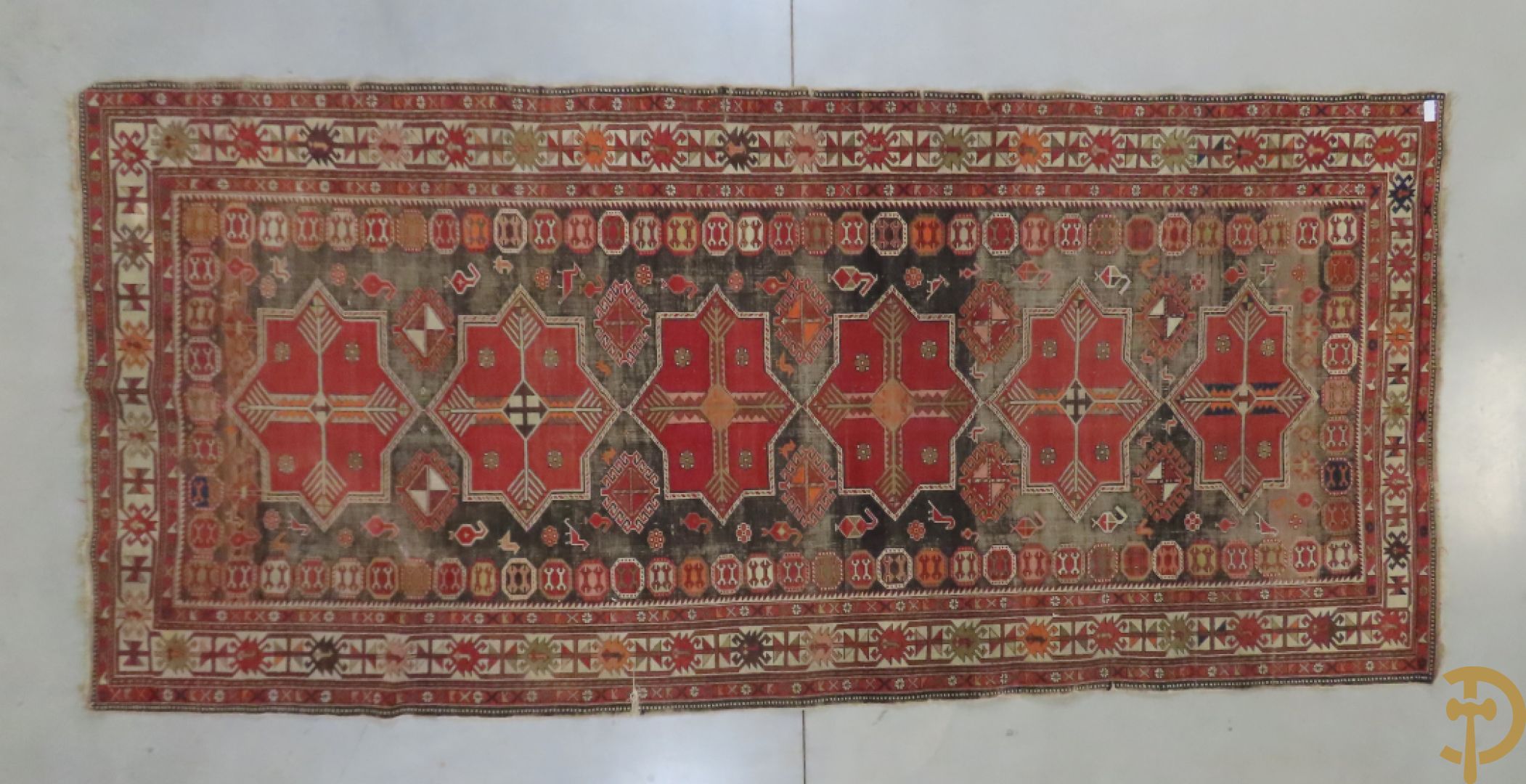 Antiek oosters handgeknoopt Kaukasus tapijt met geometrische patronen