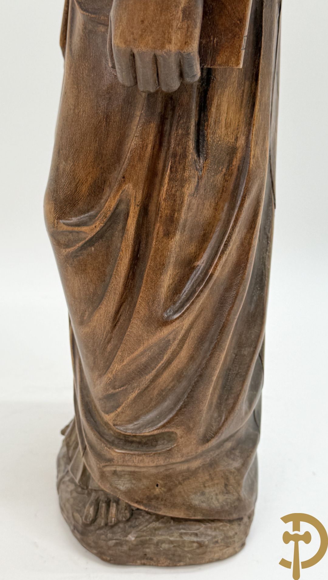 Houtsculptuur van evangelist met boek in de hand