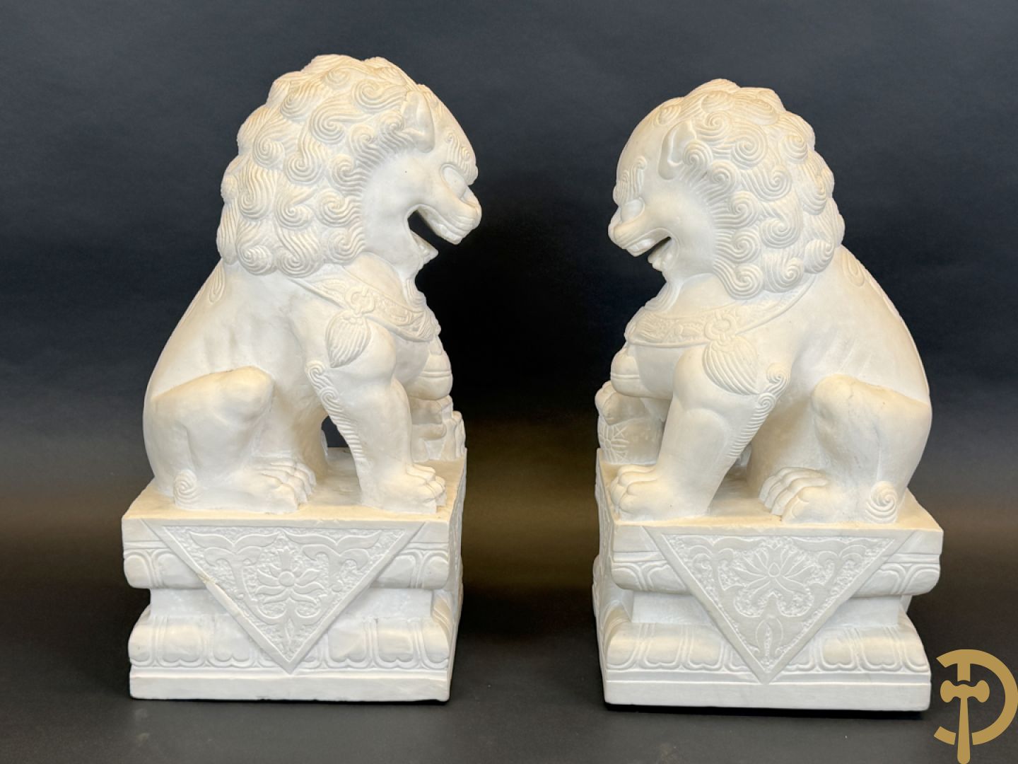 Paar handgesculpteerde marmeren fo-honden