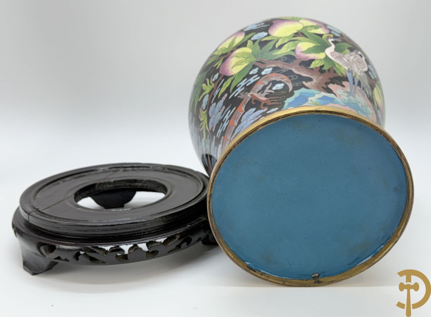 Paar cloisonévazen met bloemen en vogeldecor op zwarte fond - op houten sokkel