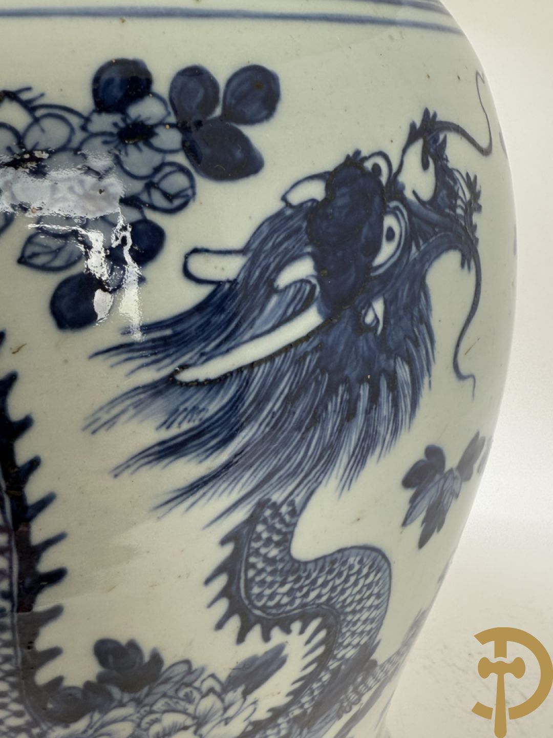 Paar Chinese blauw/witte porseleinen dekselvazen gedecoreerd met draken en bloemenmotieven, als lampadaire omgebouwd