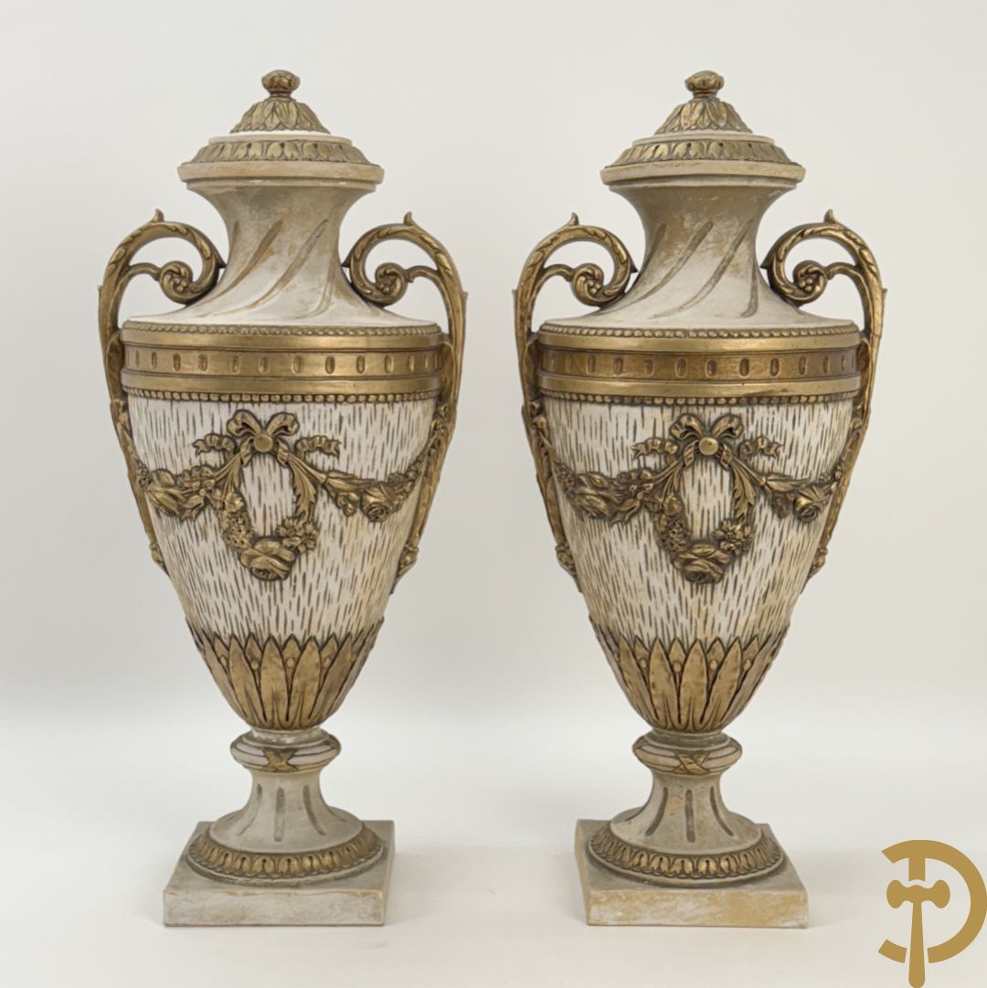 Paar cassolettes in composiet met vergulde Louis XVI motieven