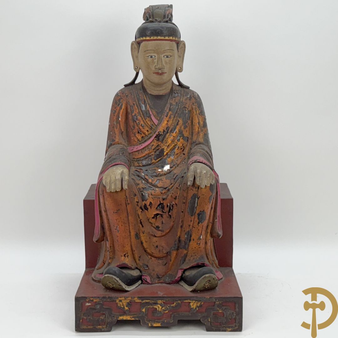 Houtgesculpteerd en gepolychromeerd zittend boedhistisch figuur