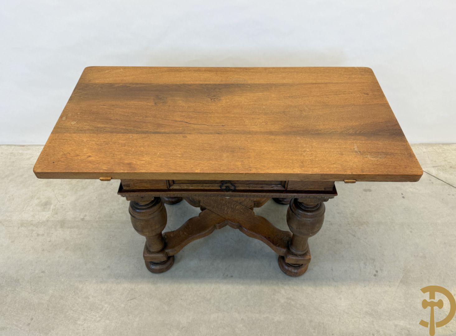 Massief eiken bolpoottafel met lade en gekruiste voetverbinding