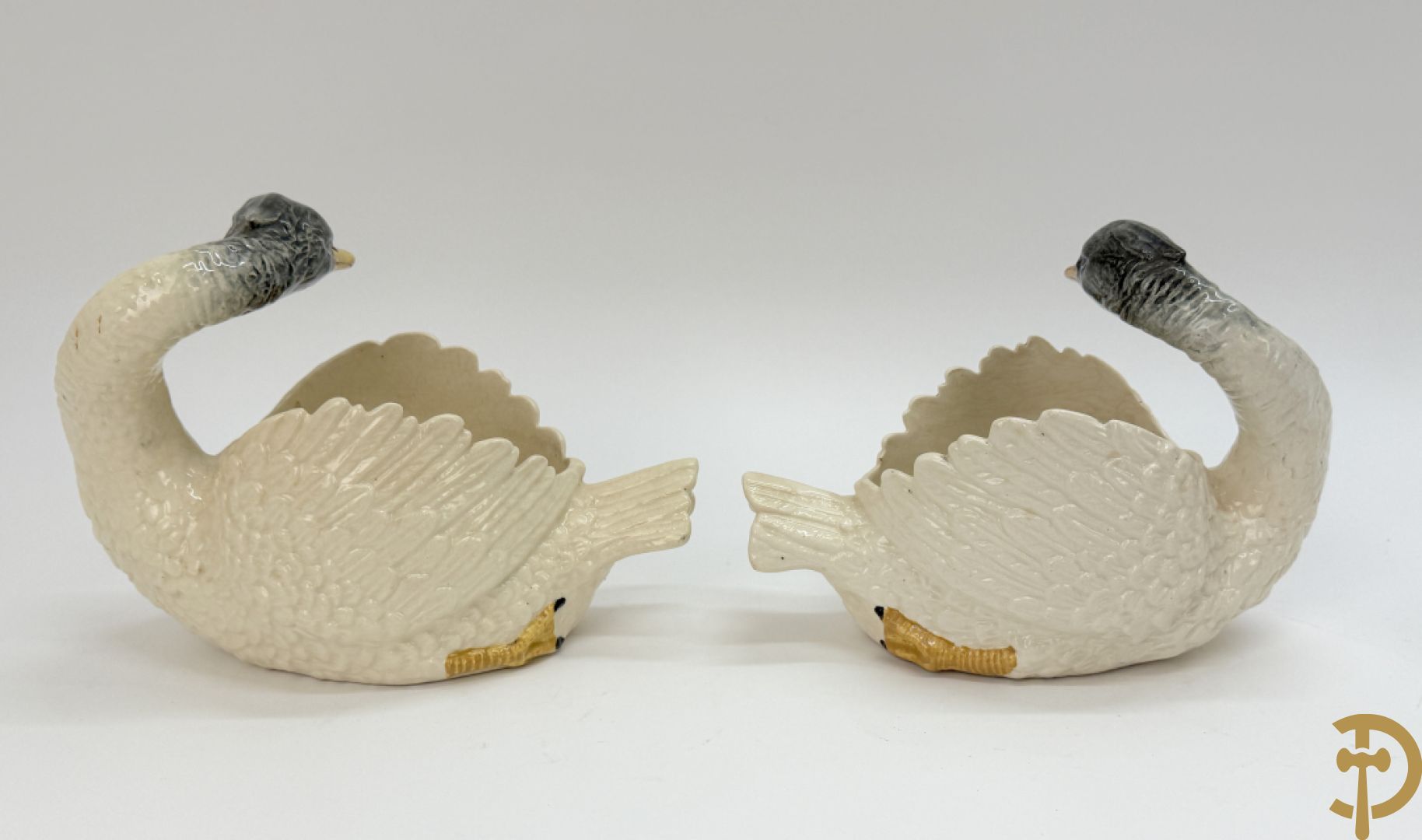 Varia porselein en keramiek : paar jardinières met zwanen, apothekerspot, 2 schenkkannen Franklin Mint en vaas Hutschenreuter