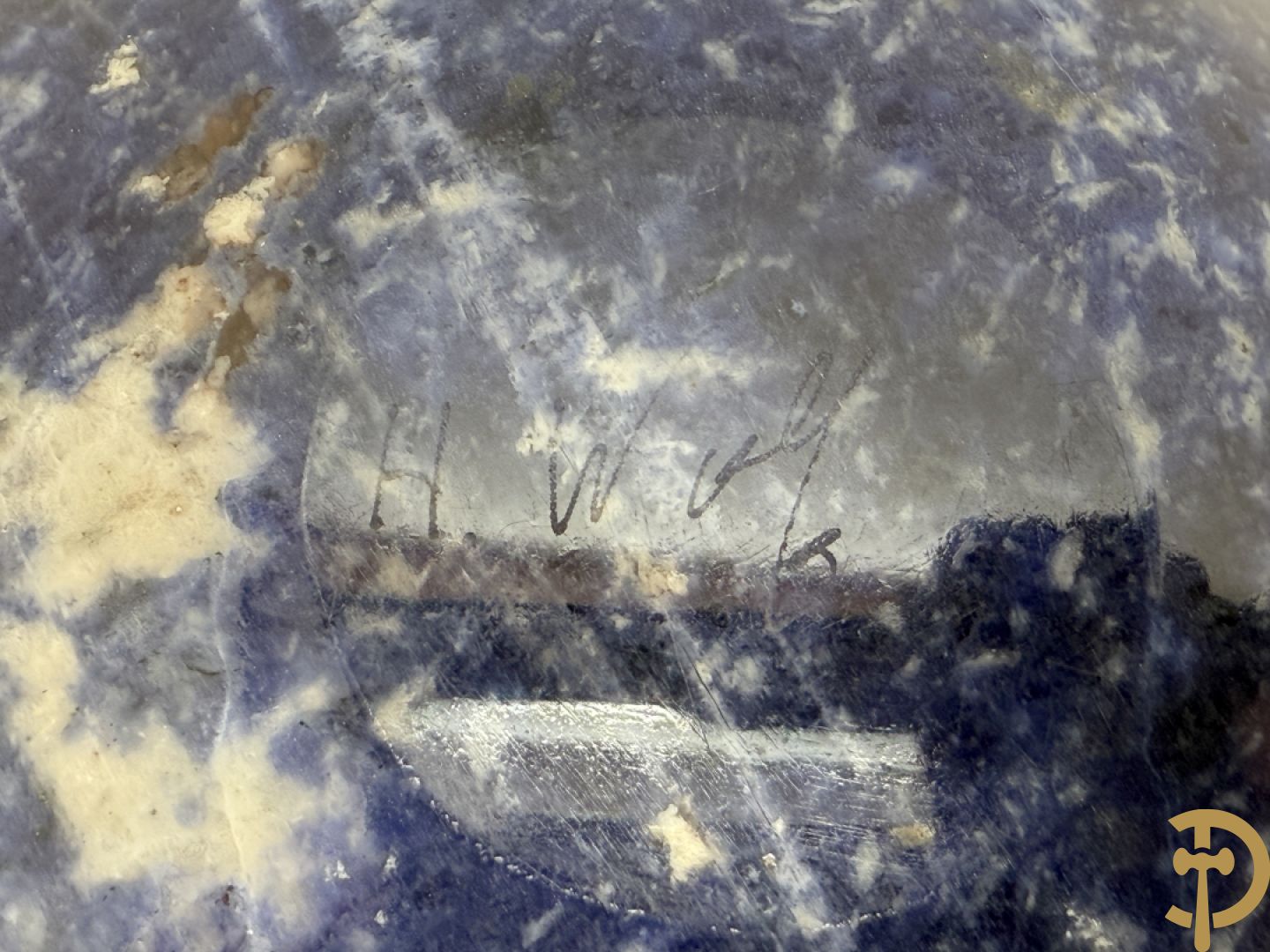 Wolf Helmut (getekend onderaan) Gepolierde schaal/bowl van blauw/wit sodaliet met golvende rand onder getekend WOLF H. (Steinbildhauer, Edelsteingestalter, aus Kirschweiler, Idar-Oberstein),