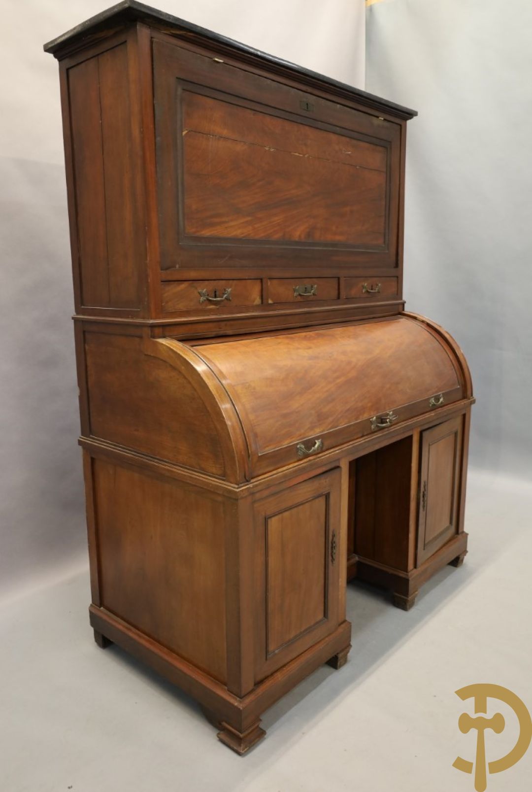 Imposant notelaren cilinderbureau met bovenbouw met ingemaakte lades, cilinderklep en uittrekbaar schrijfblad - drie deuren onderaan - 19e