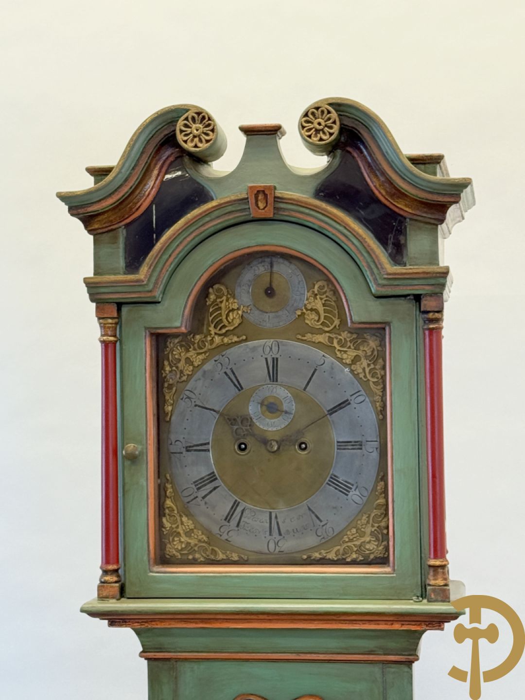 Beschilderde Engelse mahoniehouten grootvadersklok - deur met bloementafereel, getekend G. Peters Flensburg