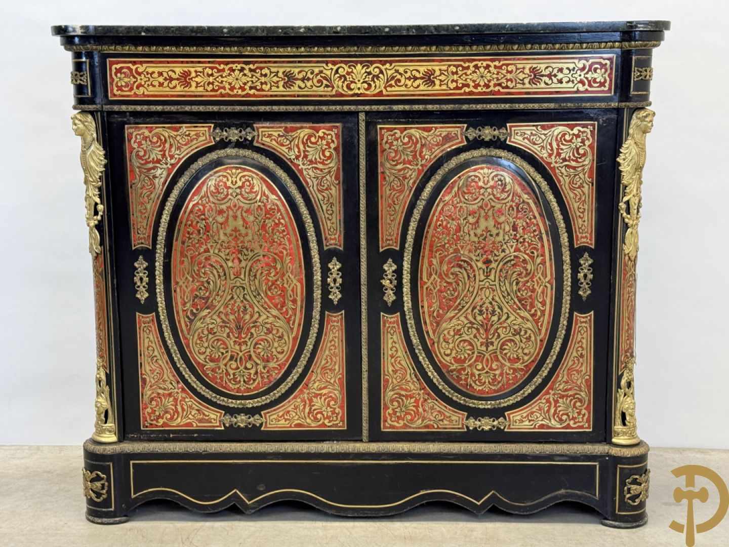 Napoleon III tweedeursdresse bezet met bronzen ornamenten van dameshoofden - paar ovale medaillons in de deuren, alles bezet met Boulle techniek - bovenaan met marmeren blad