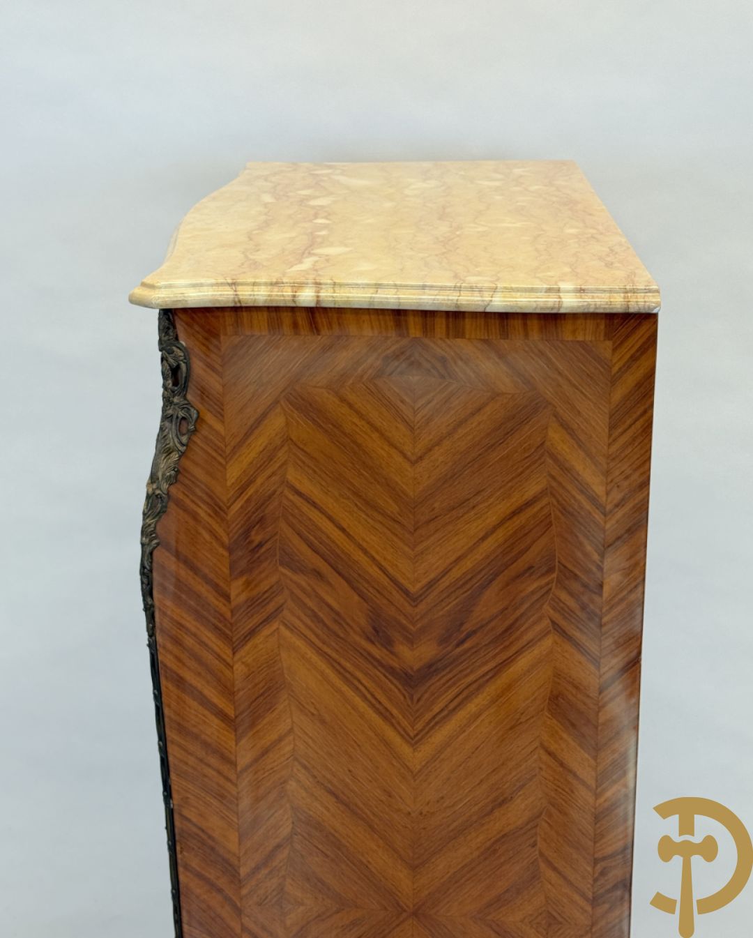 Notelaren zevenladenkast met bloemenmarquetterie en bronzen ornamenten, bovenaan met marmeren blad