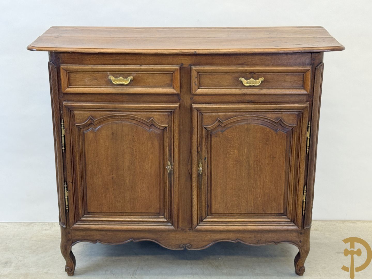 Massief eiken Vlaamse tweedeursdresse met 2 lades, afgestoken panelen en voluutvormige poten, 18e