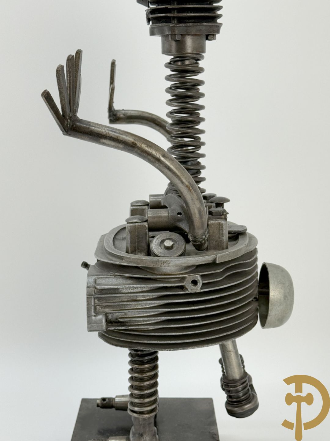 GIELS getekend - Kunstzinnige figuur in ijzerassemblage van motoronderdelen