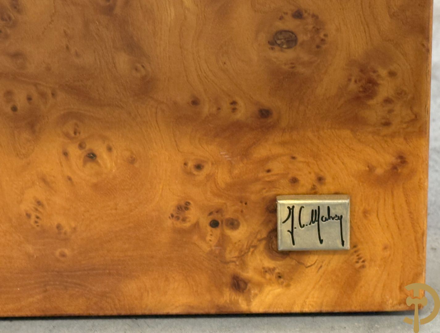 Wortelnotehouten salontafel met notelaren boord, gemerkt Mahay J.C.