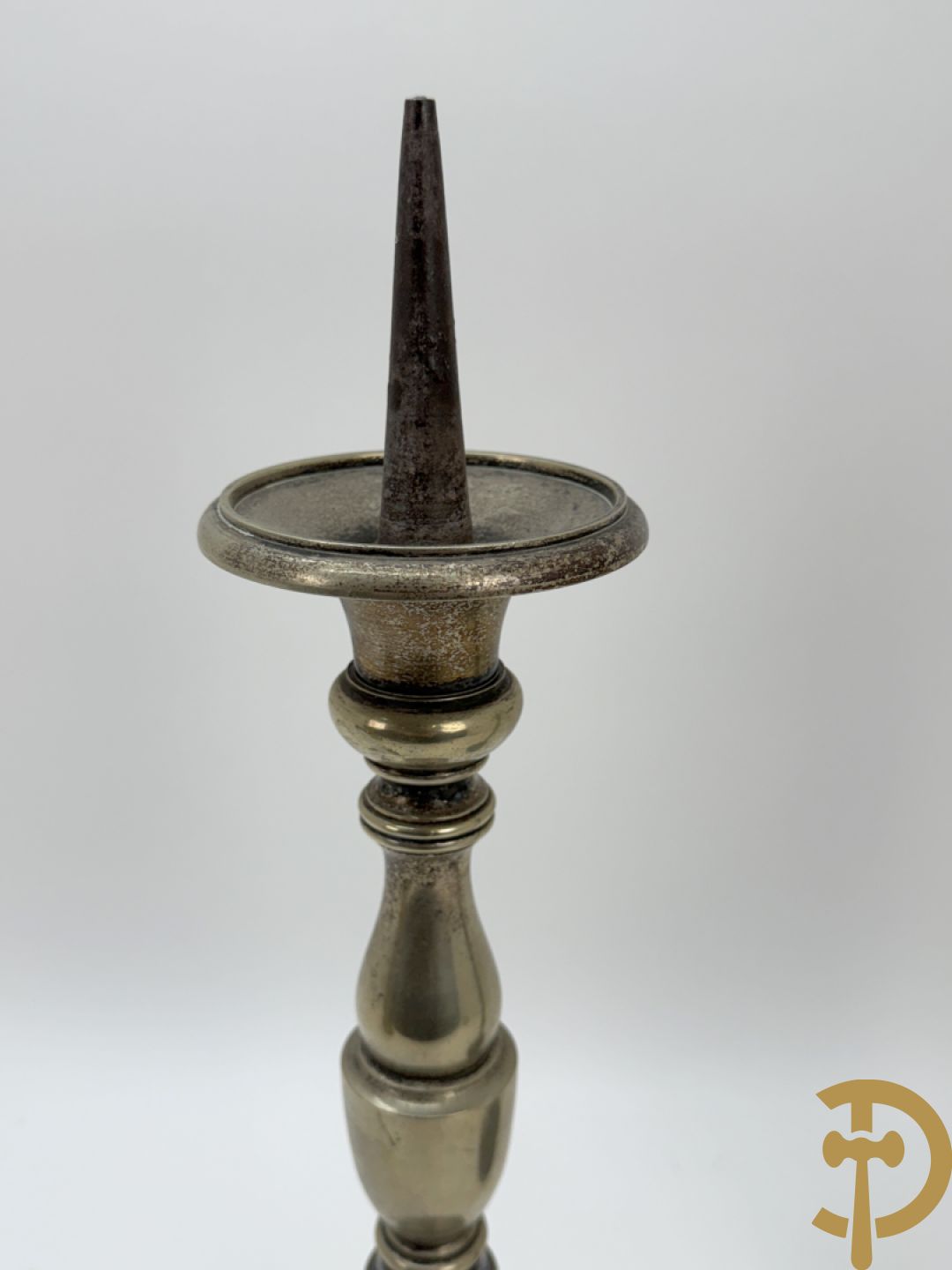 Paar antieke koperen kandelaars + paar metalen  zilverkleurige ballusterkandelaars