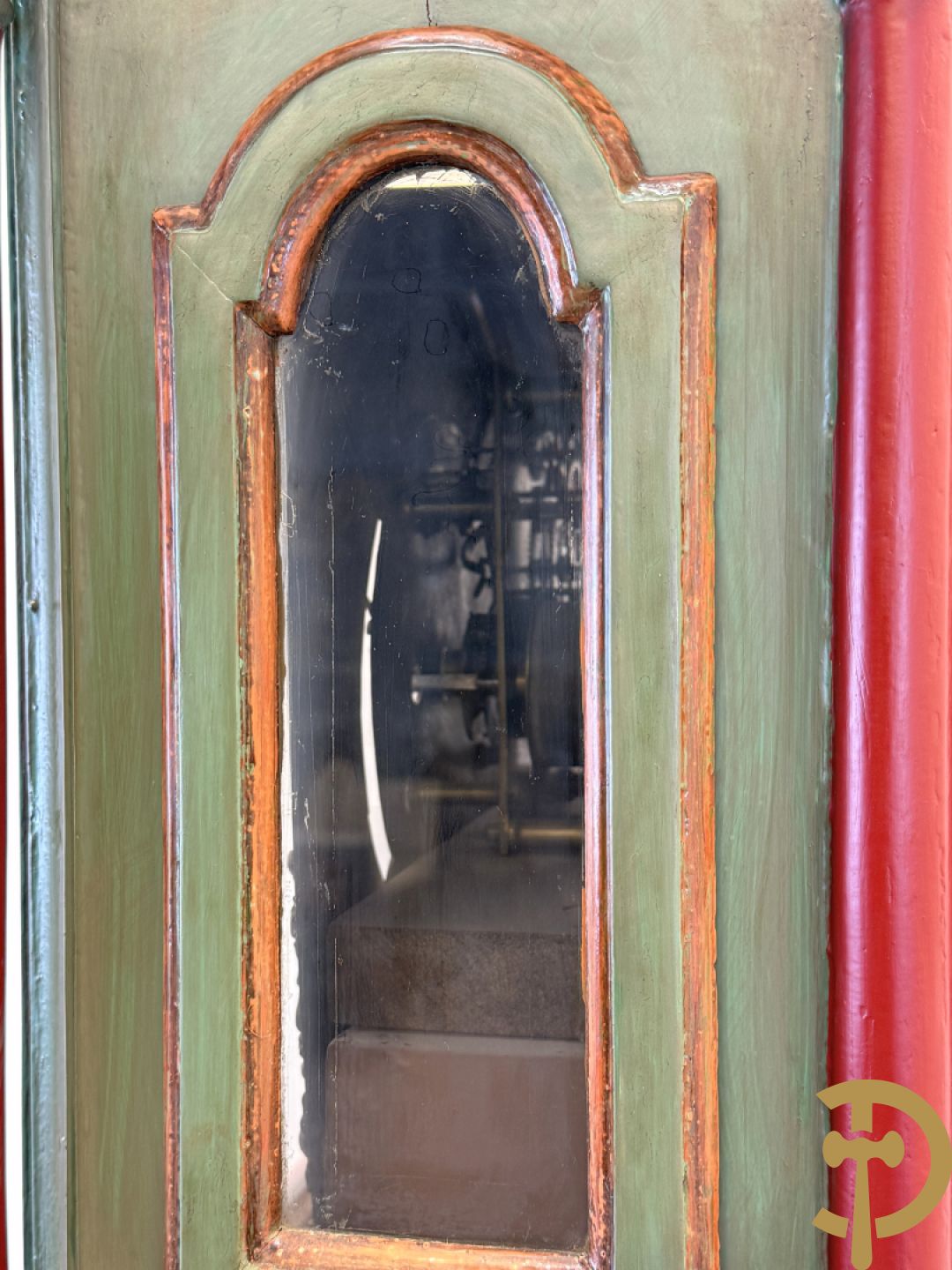 Beschilderde Engelse mahoniehouten grootvadersklok - deur met bloementafereel, getekend G. Peters Flensburg