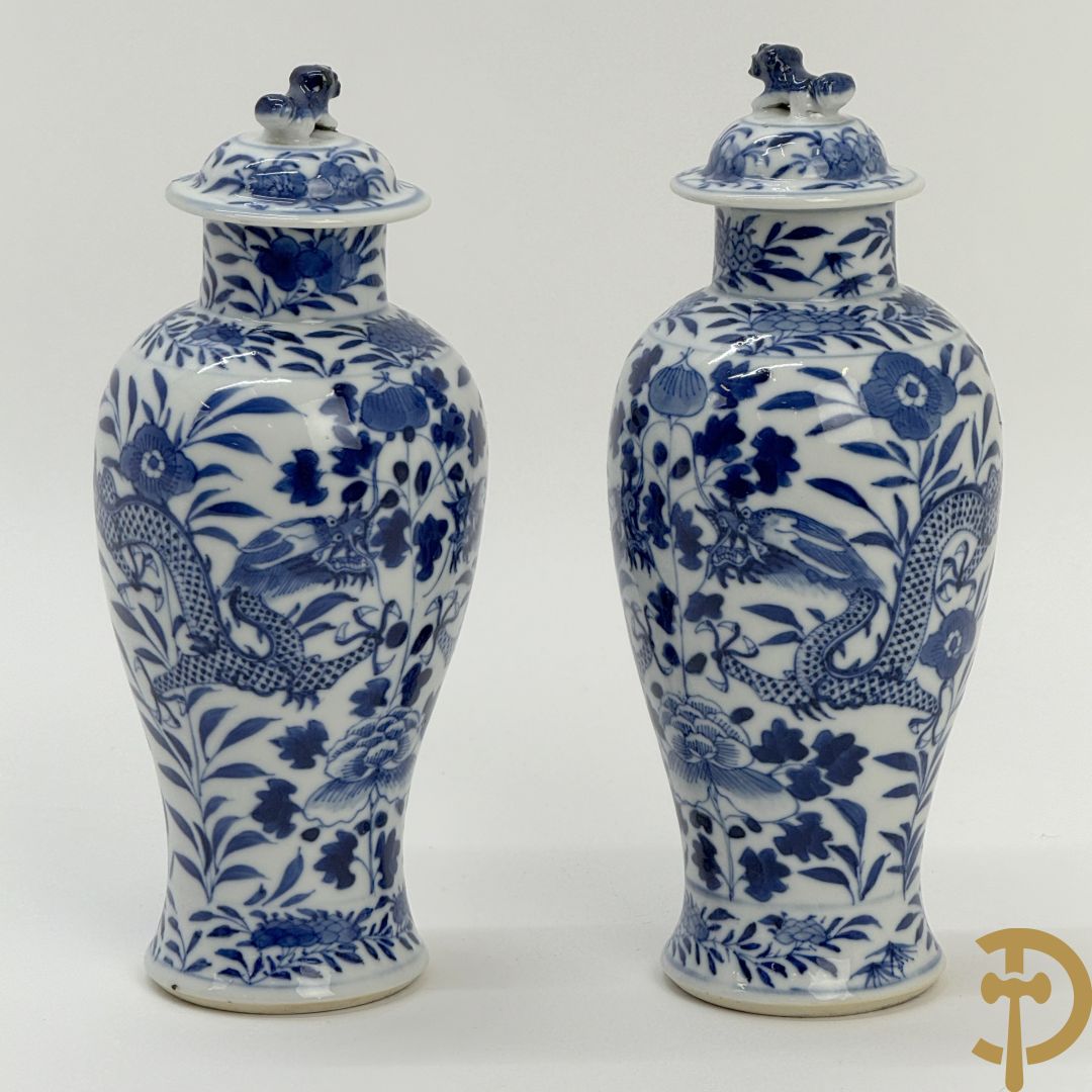 Paar Chinese porseleinen blauw/wit dekselvaasjes met drakendecor, onderaan gemerkt