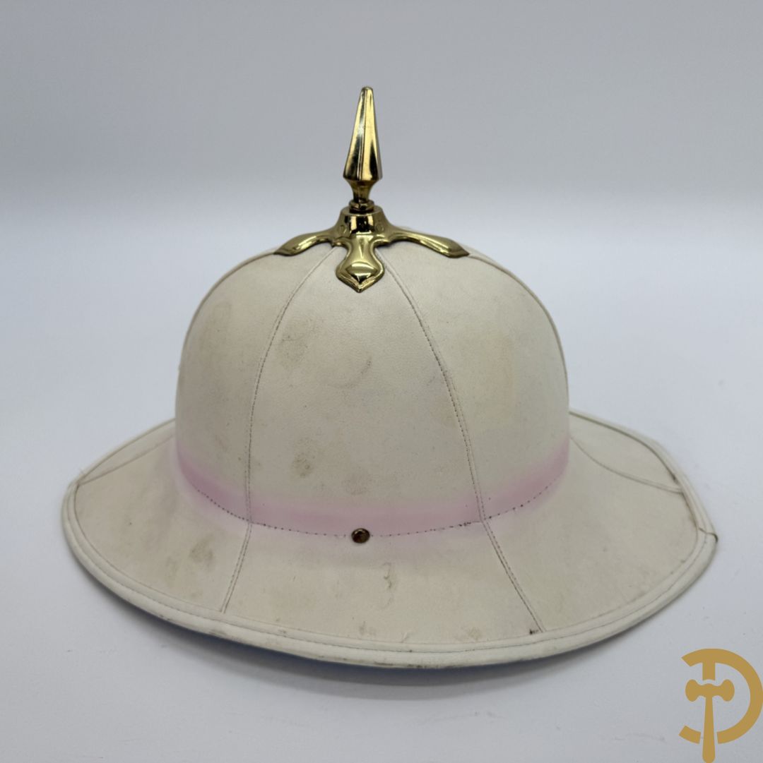 Engelse hoed pitch helm in hoedendoos, Royal Artillerie