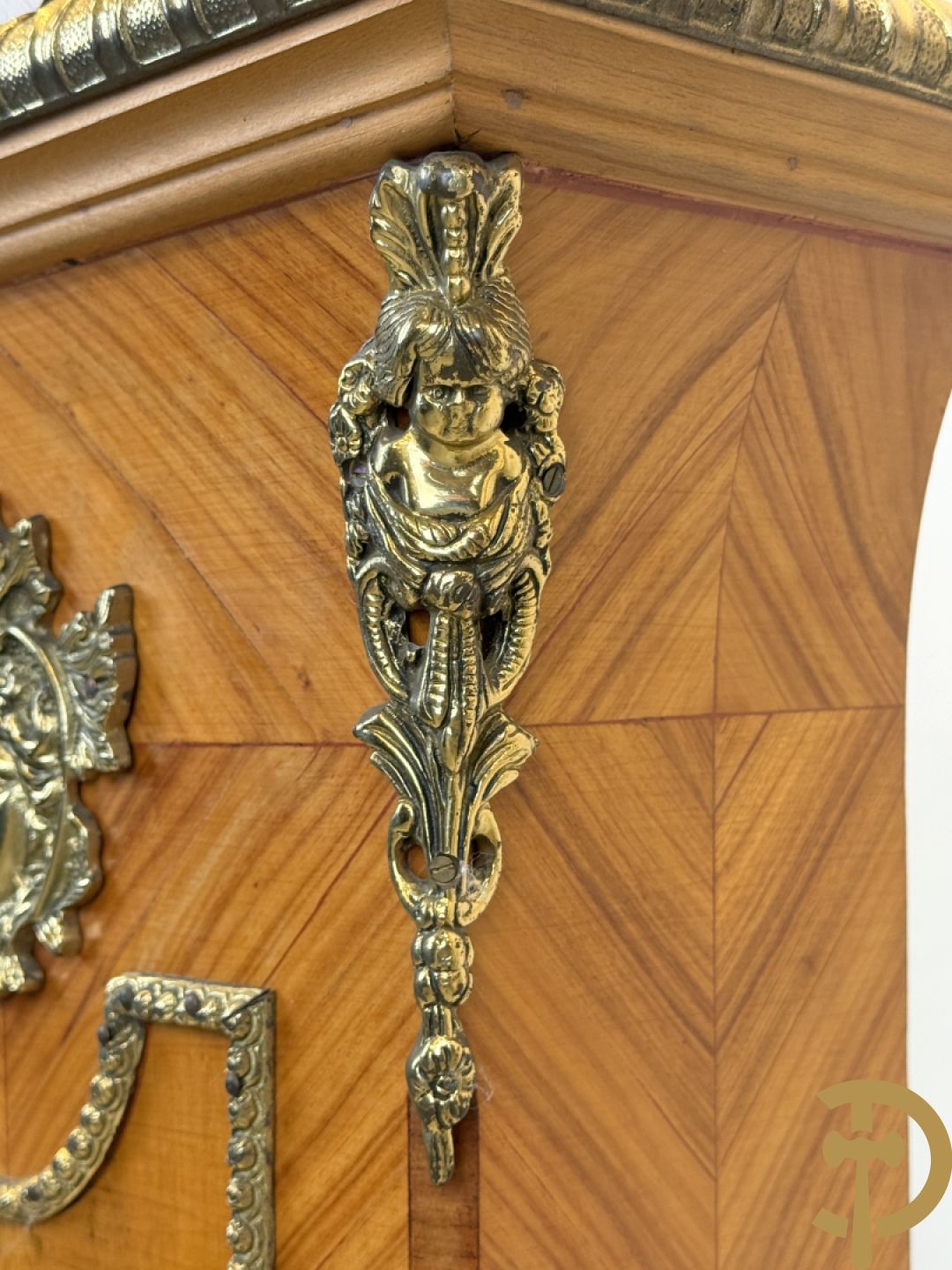 Notelaren pendule met bloemenmarquetterie en bronsbeslag, bovenaan bekroond met bronzen figuur - met bijhorende sokkel in notelaar met bronsbeslag