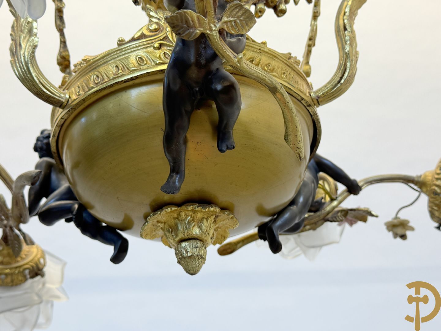 Vuurvergulde bronzen luchter met 3 armen bezet met cupido