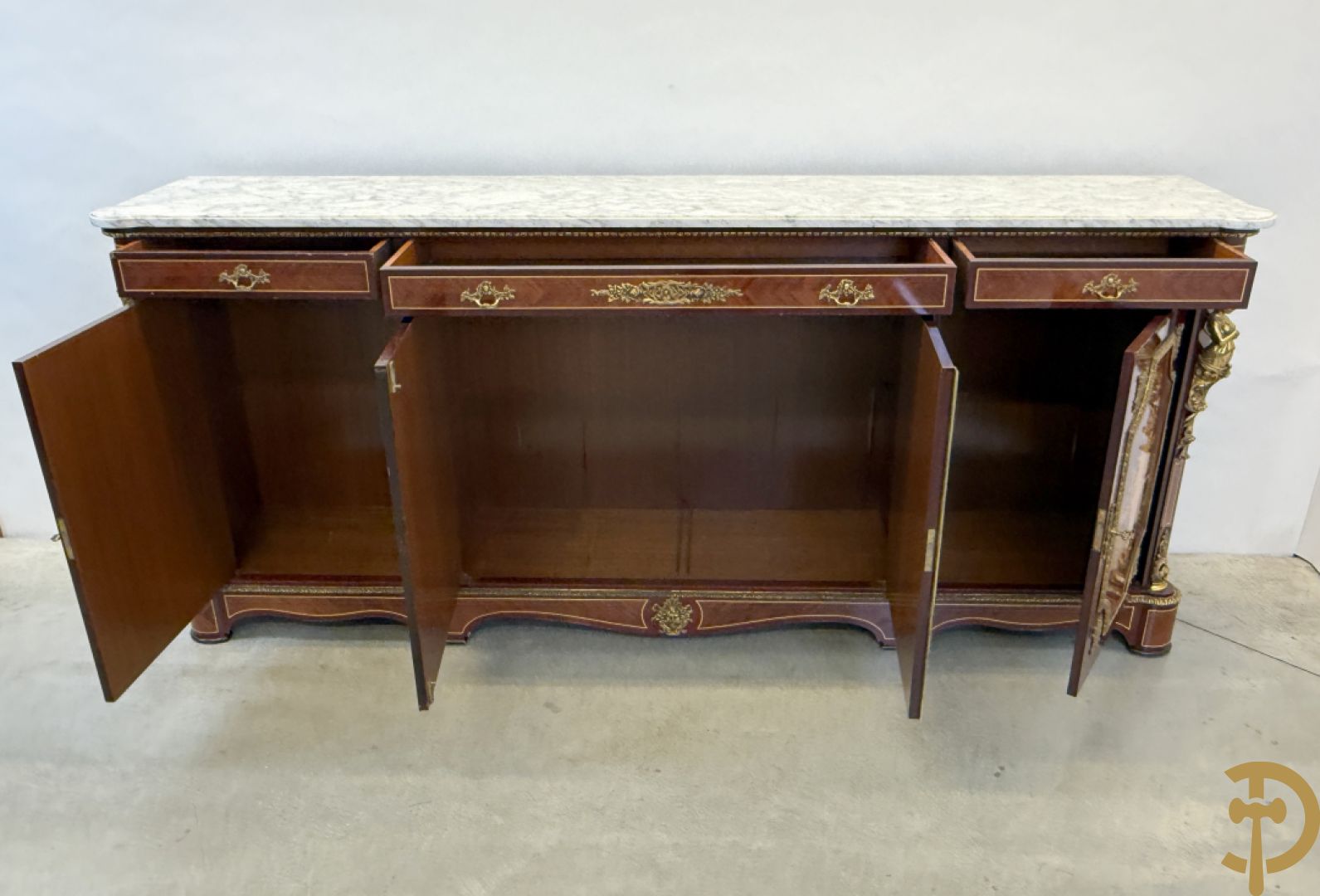 Notelaren vierdeursdressoir met 3 laden, gemarketteerde bloementaferelen en ovale bronzen plakkettes - zijdelings met damesfiguren - bovenaan met wit marmeren blad