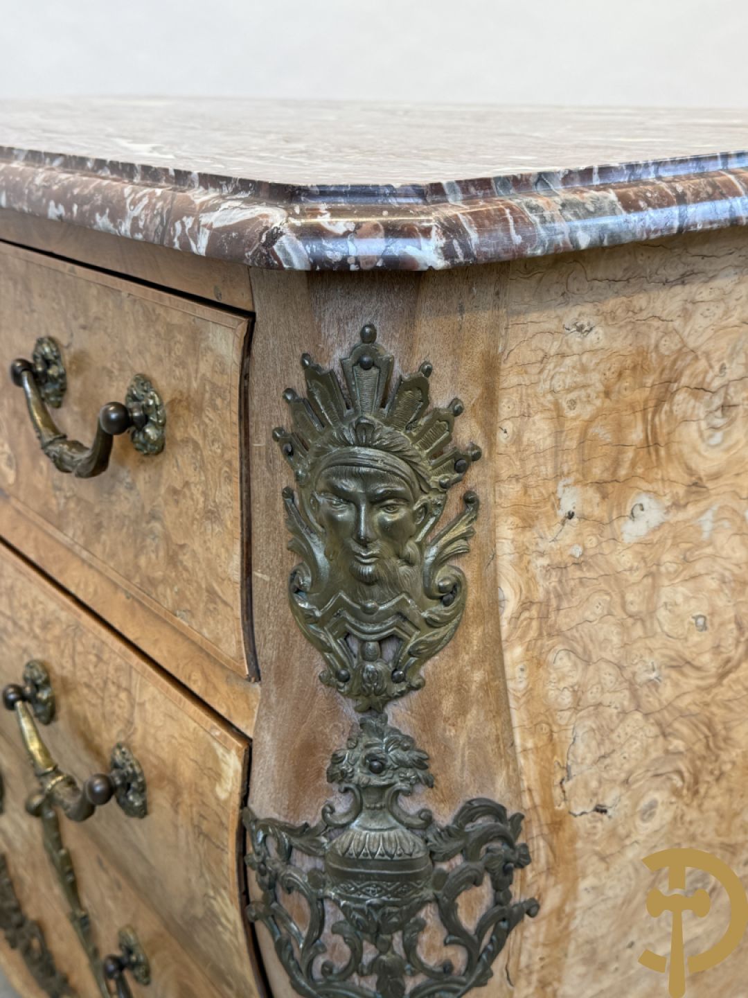 Wortelnotehouten drieladencommode met bronsbeslag van mazarinkoppen en accanthusranken, bovenaan met rood geaderd marmeren blad