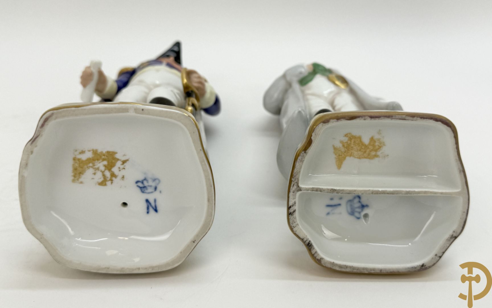 Porseleinen Napoleonistische figuren w.o. Napoleon te paard, 2 officieren, staande Napoleon en 4 kleine figuren