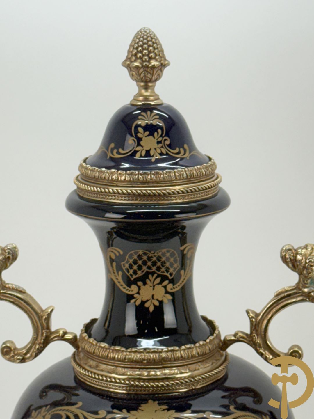 Onleesbaar getekend Sèvres stijl vaas met geanimeerd landschapsdecor en zijdelings met bronzen ornamenten bezet