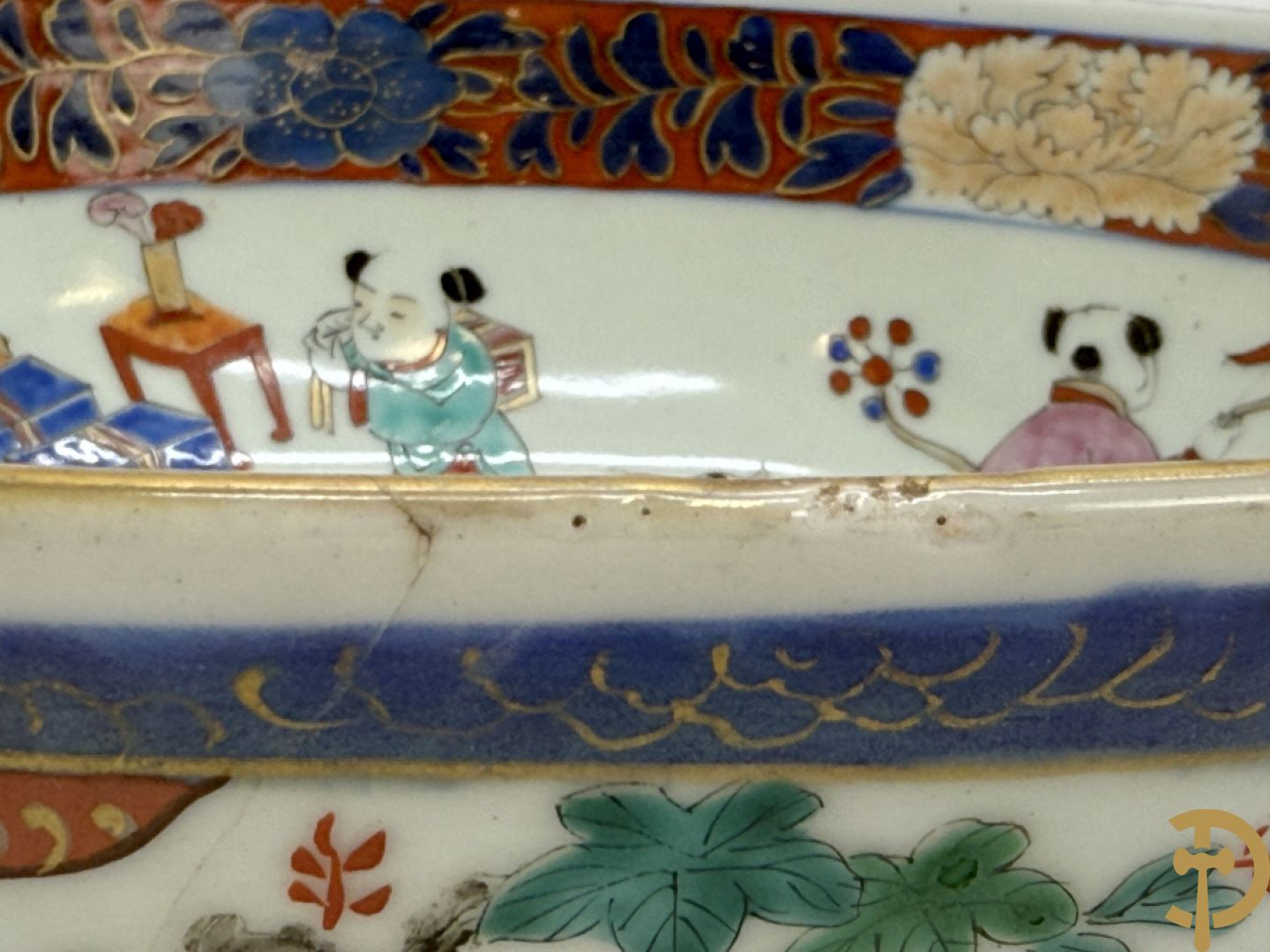 Japanse porseleinen Imari coupe met drakendecor omgeven door personages