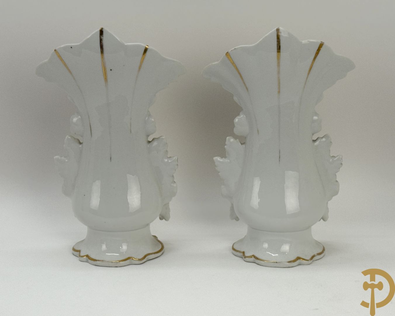 Paar Vieux Bruxelles cornetvazen met religieuse symboliek + grote tas op onderschaal + amfoorvaas