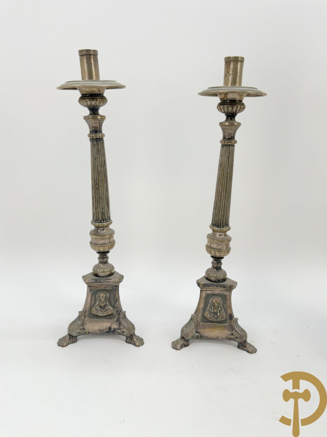 Drie paar religieuse kandelaars in brons en koper