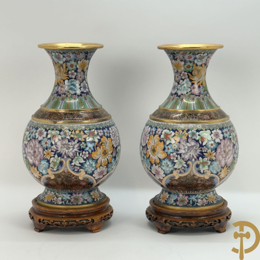 Paar cloisoné vazen met kleurrijk bloemendecor op houten sokkel
