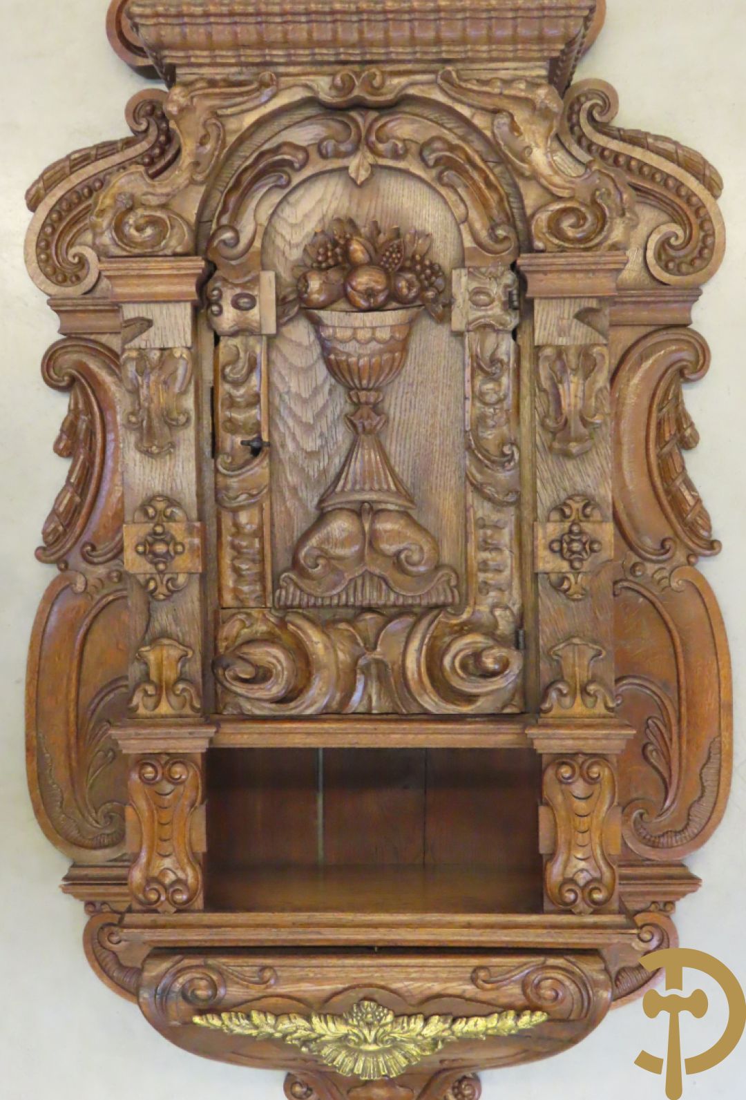 Massief eiken hangtabernakel + religieus brocaat