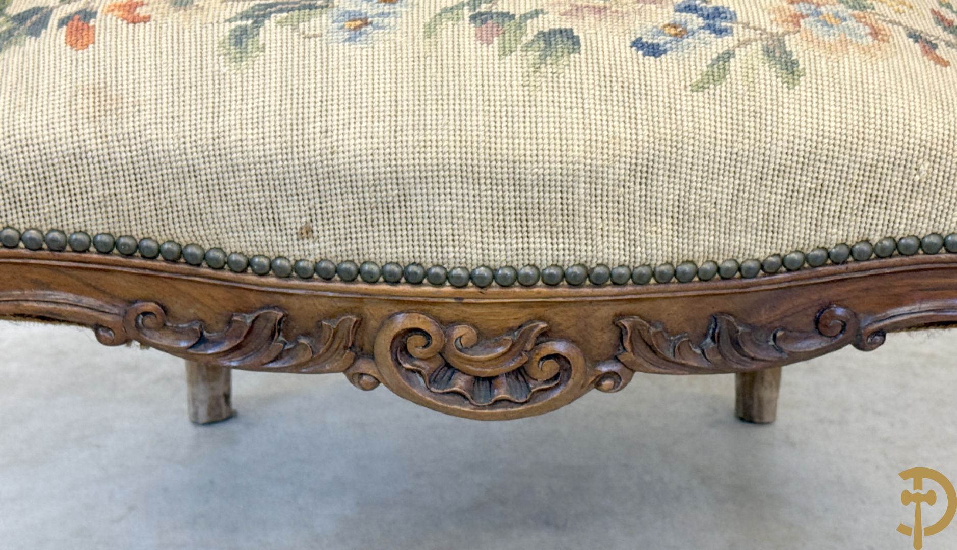 Paar armzetels bezet met petit points + 2 bijhorende stoelen