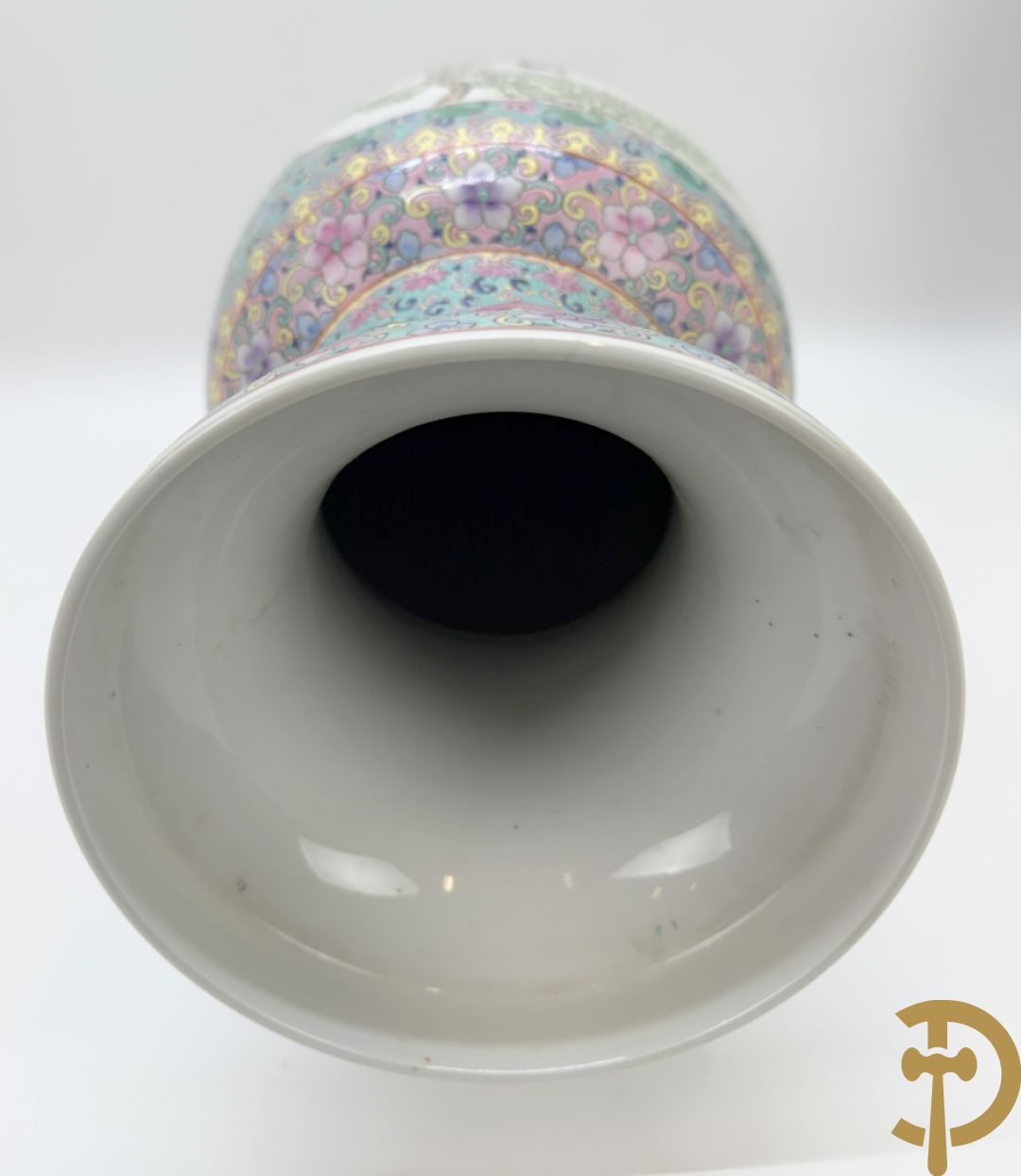 Paar Chinese vazen met geishadecor, rondom bezet met bloemen