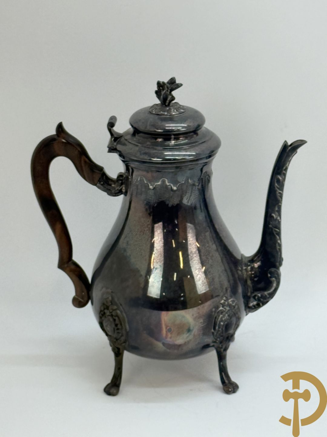 Verzilverd koffieservies met Louis XV motieven op verzilverde schotel, gemerkt M R 25, bestaande uit koffiekan, theekan, melkkan en suikerpot