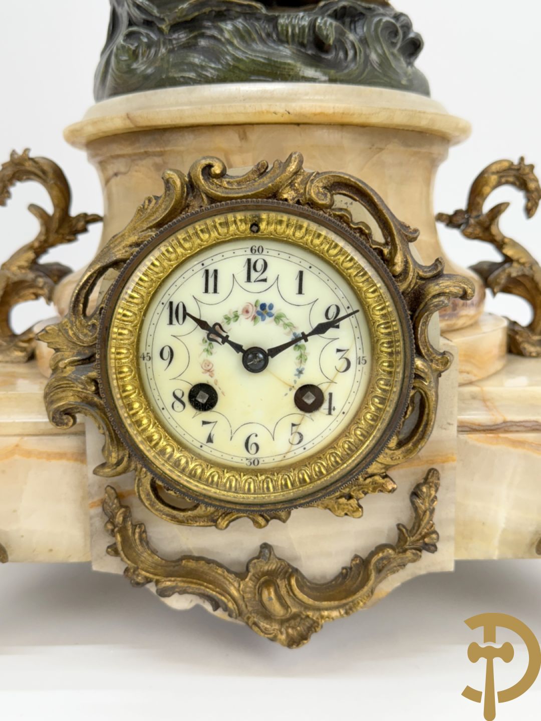 Driedelige zamak garnituur bestaande uit pendule met cupido en dame geflankeerd door paar vijfarmige kandelaars, Bruchon getekend